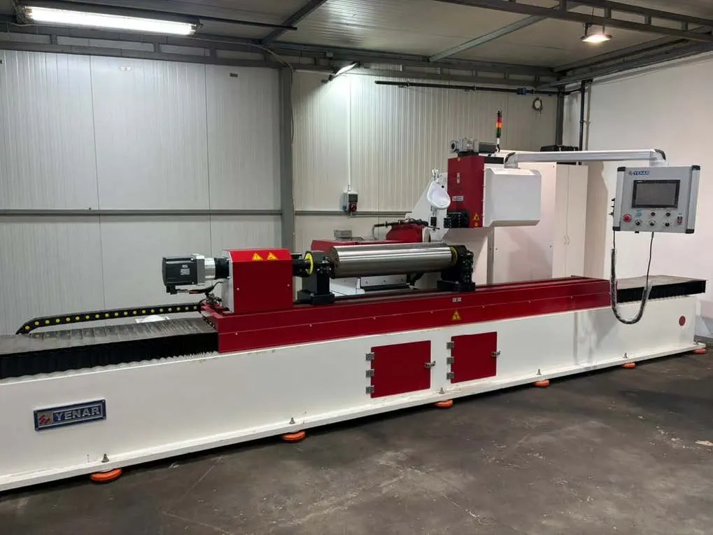 A Yenar YFG-45210 kombinált CNC-gép a szegedi műhelyben